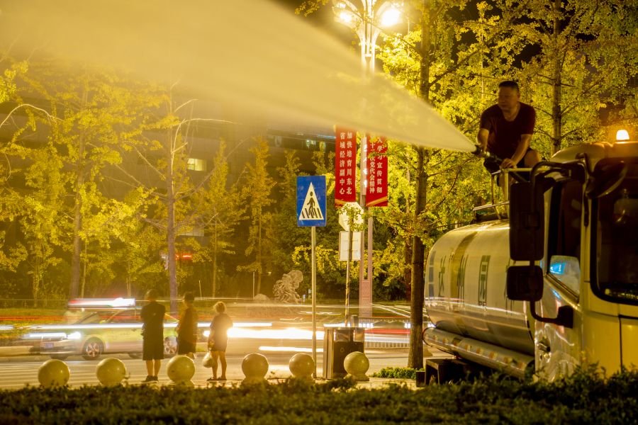 市园林绿化管理处积极应对高温天气，确保园林植物成活率