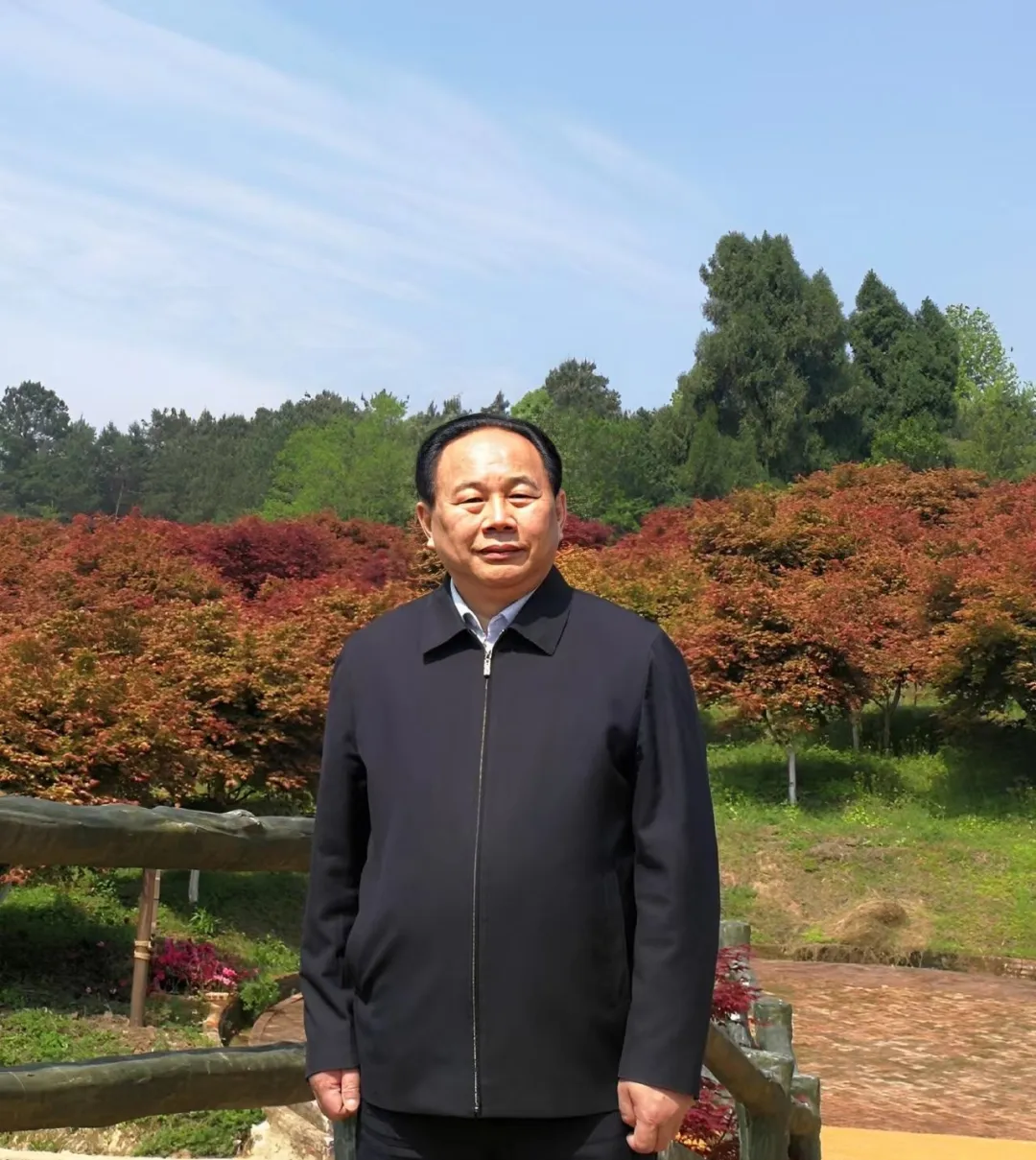 余隆海：万流归一爱心耘（评论）