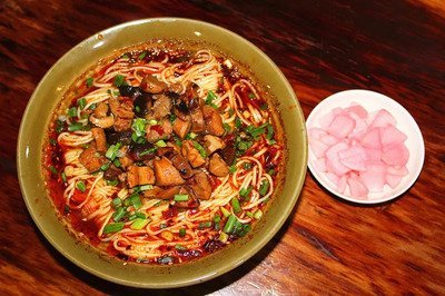 陈泓:一碗肉丁面唤醒的城市(诗歌)